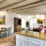 Old Santa Fe Trail Contemporary Two-Bedroom Holiday Home